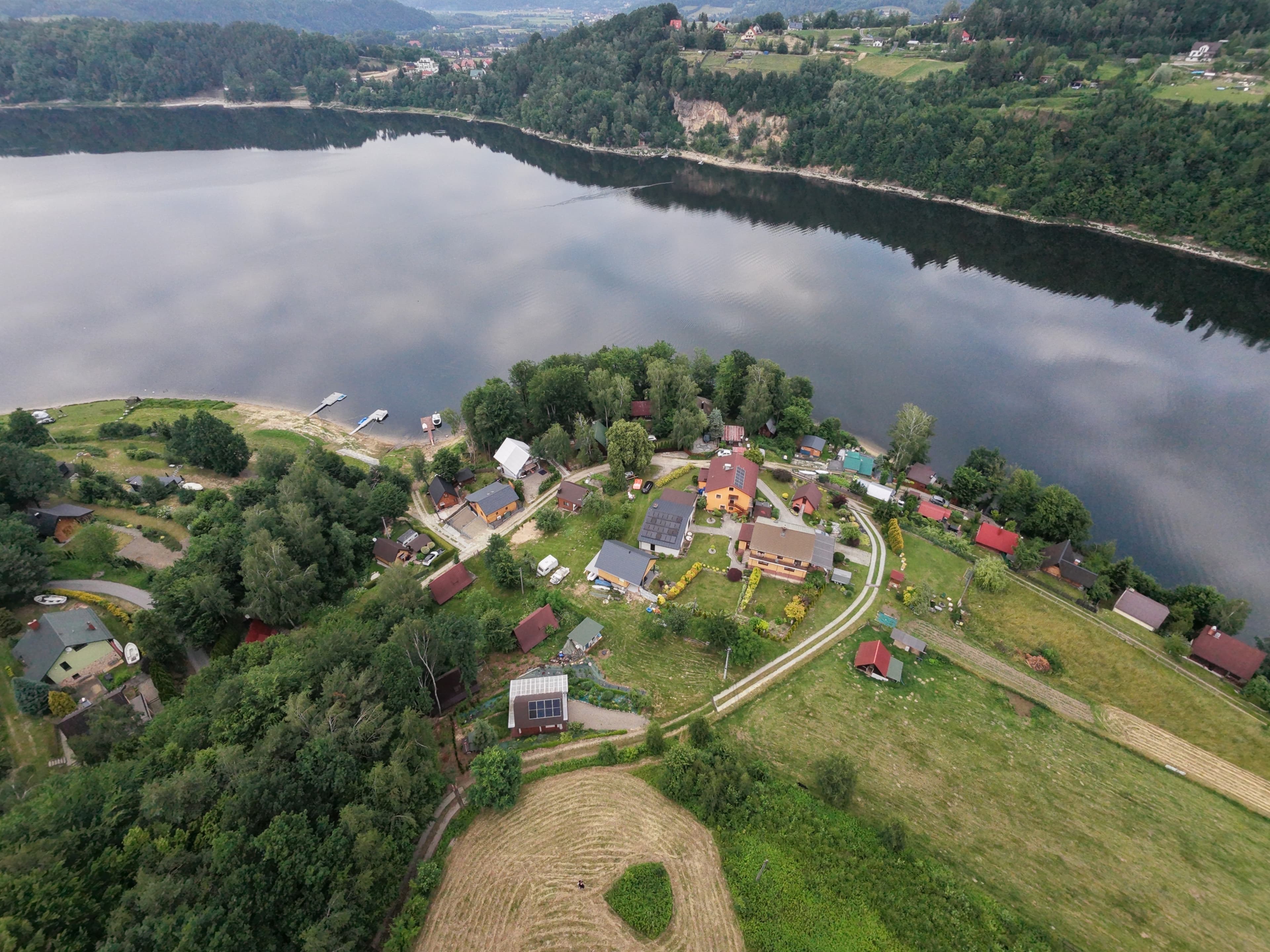 Widok z drona na zatoczkę i Jezioro Rożnowskie