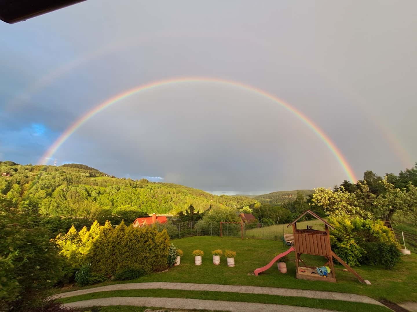 Podwójna tęcza nad doliną